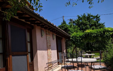 Podere della Bruciata: Deur, Schaduw, Verblijf, Stoel, Balkon, Buitenmeubels, Buitentafel, Backyard, Werf, Beits