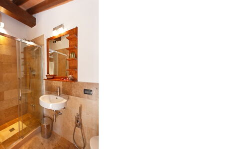Podere della Bruciata: Flooring, Interieur Ontwerp, Muur, Loodgieterswerkinrichting, Verdieping, Badkamer, Hout, Plafond, Wastafel In De Badkamer, Wastafel