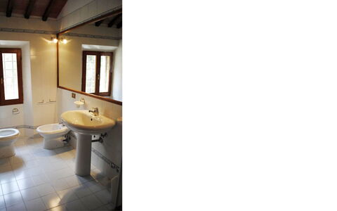 Il Tinaio: Loodgieterswerkinrichting, Flooring, Wc Bril, Badkamer, Wastafel, Verdieping, Interieur Ontwerp, Wastafel In De Badkamer, Toilet, Kraan