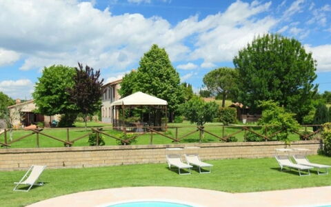 Podere dei Limoni: Boom, Zwembad, Toevlucht, Buitenmeubels, Landgoed, Eco Hotel, Tuin, Schaduw, Gazon