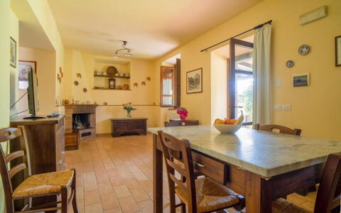 Podere dei Limoni: Meubilair, Interieur Ontwerp, Flooring, Hout, Tafel, Keuken En Eettafel, Plafond, Eetkamer, Verdieping, Stoel