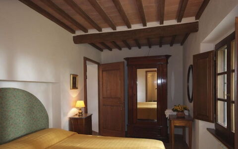 Santo Stefano: Meubilair, Interieur Ontwerp, Bed, Slaapkamer, Muur, Hout, Laken, Bedding, Flooring, Verdieping