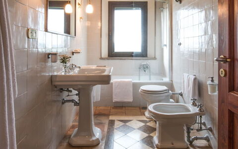 Villa Giuncheto: Loodgieterswerkinrichting, Flooring, Badkamer, Wastafel In De Badkamer, Wastafel, Verdieping, Kraan, Loodgieter, Deur, Appartement