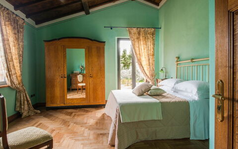 Villa Giuncheto: Meubilair, Interieur Ontwerp, Bed, Slaapkamer, Muur, Flooring, Verdieping, Hout, Kamer, Linens