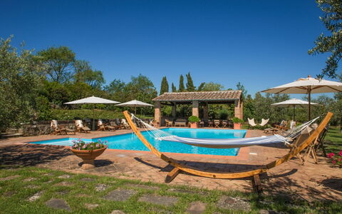 Villa Giuncheto: Toevlucht, Zwembad, Schaduw, Buitenmeubels, Landgoed, Eco Hotel, Hacienda, Ligstoel, Landscaping, Tuin