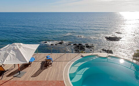 Villa Baia al Mare: Blauw, Water, Zwemwater, Zwembad, Zee, Buitenmeubels, Kust En Oceanic Landvormen, Toevlucht, Kust, Oceaan