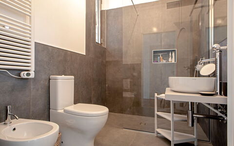 Villa Baia al Mare: Wc Bril, Badkamer, Toilet, Loodgieterswerkinrichting, Flooring, Verdieping, Muur, Interieur Ontwerp, Wastafel, Wastafel In De Badkamer