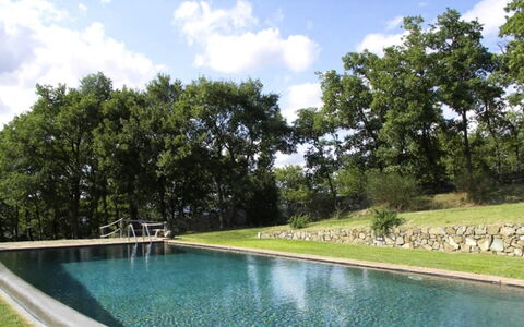 Vallocchie: Tuin, Zwembad, Waterpartij, Gazon, Schaduw, Landscaping, Backyard, Vijver, Reflectie, Park