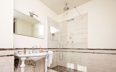 Villa Garda: Flooring, Interieur Ontwerp, Loodgieterswerkinrichting, Badkamer, Verdieping, Loodgieter, Kraan, Tegel, Plafond, Wastafel