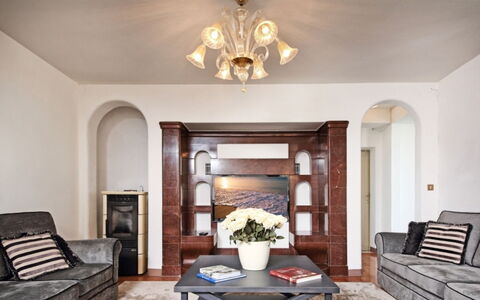 Villa Garda: Meubilair, Interieur Ontwerp, Bankstel, Flooring, Verdieping, Woonkamer, Appartement, Plafond, Kamer, Verlichting