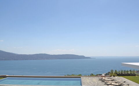 Villa Garda: Water, Zwemwater, Horizon, Heuvel, Kust En Oceanic Landvormen, Zee, Oceaan, Zwembad, Meer, Kust