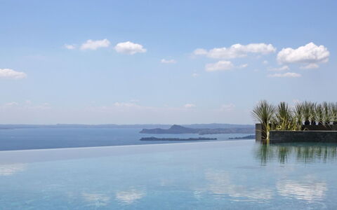 Villa Garda: Blauw, Water, Zwemwater, Zwembad, Zee, Kust En Oceanic Landvormen, Toevlucht, Oceaan, Schemer, Tropen