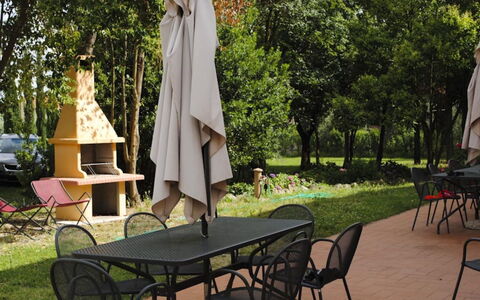 Villa Il Poggio: Meubilair, Buitenmeubels, Tafel, Stoel, Buitentafel, Schaduw, Tuin, Gazon, Keuken En Eettafel, Backyard