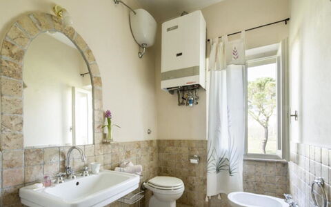 Villa Il Poggio: Muur, Loodgieterswerkinrichting, Interieur Ontwerp, Flooring, Verdieping, Wastafel, Badkamer, Kraan, Wastafel In De Badkamer, Loodgieter