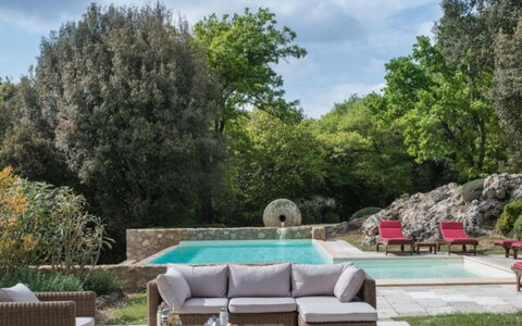 Villa Pipirelli: Tuin, Buitenmeubels, Struik, Meubilair, Backyard, Groundcover, Landscaping, Schaduw, Stoel, Gazon