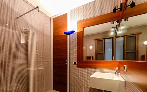 Villa Cala Moresca: Muur, Loodgieterswerkinrichting, Flooring, Interieur Ontwerp, Badkamer, Hout, Verdieping, Spiegel, Loodgieter, Plafond