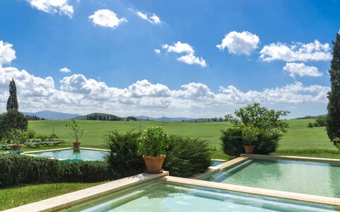 Villa Il Serraglio: Zwembad, Tuin, Struik, Landgoed, Land Lot, Landscaping, Gazon, Boerderij, Hacienda, Villa