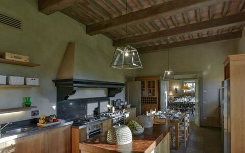 Villa Il Serraglio: Keuken, Interieur Ontwerp, Countertop, Meubilair, Toestel Van De Keuken, Flooring, Plafond, Verlichting, Huis, Cabinetry