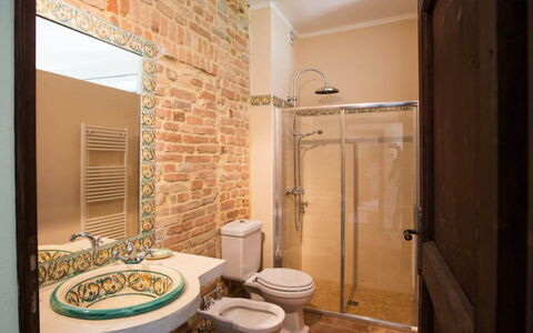 Cascina del Castello: Muur, Interieur Ontwerp, Loodgieterswerkinrichting, Flooring, Verdieping, Badkamer, Bruin, Kamer, Wastafel, Loodgieter