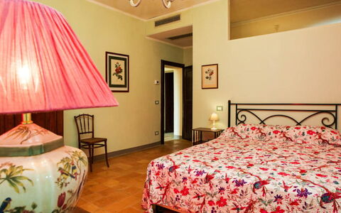Cascina del Castello: Meubilair, Interieur Ontwerp, Bed, Slaapkamer, Muur, Laken, Flooring, Verdieping, Kamer, Bedding