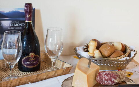 Cascina Tabia: Voedsel, Tableware, Ingrediënt, Fles, Glaswerk, Drinkware, Wijn, Tafel, Serveware