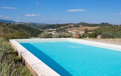 Cascina Tabia: Blauw, Zwembad, Samengesteld Materiaal, Toevlucht, Eco Hotel, Thermae, Villa