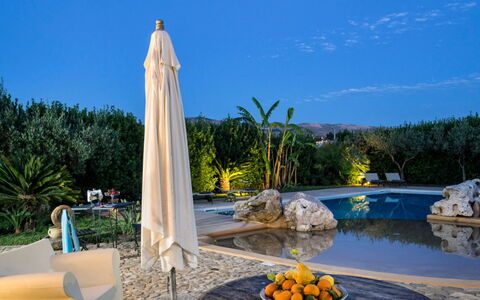 Villa dello Zingaro: Zwembad, Toevlucht, Landscaping, Eco Hotel, Waterpartij, Tuin, Bloempot, Hacienda, Paraplu, Landgoed