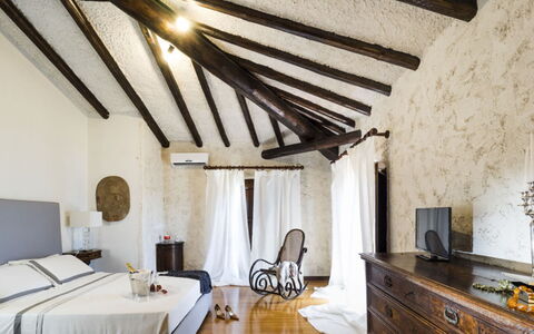 Villa Luna Blu: Meubilair, Bed, Muur, Slaapkamer, Interieur Ontwerp, Plafond, Flooring, Laken, Bedding, Verdieping