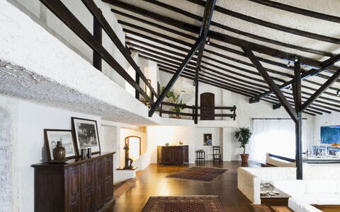 Villa Luna Blu: Interieur Ontwerp, Flooring, Meubilair, Verdieping, Plafond, Verlichting, Bankstel, Kamer, Huis, Woonkamer