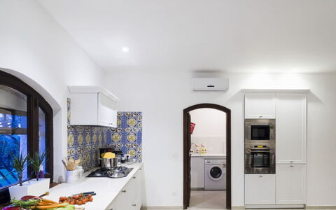 Villa Luna Blu: Interieur Ontwerp, Flooring, Keuken, Plafond, Verlichting, Countertop, Verdieping, Huis, Lichte Inrichting, Toestel Van De Keuken