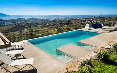 Villa Eroica: Zwembad, Blauw, Toevlucht, Samengesteld Materiaal, Eco Hotel, Buitenmeubels, Ligstoel, Thermae, Schaduw, Badplaats