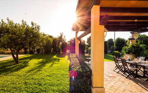 Villa del Sirio: Tuin, Struik, Land Lot, Gazon, Schaduw, Landscaping, Backyard, Toevlucht, Werf