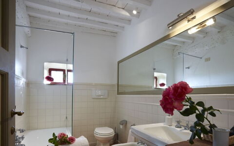 Villa del Riccio: Loodgieterswerkinrichting, Interieur Ontwerp, Flooring, Badkamer, Wastafel In De Badkamer, Loodgieter, Wastafel, Verdieping, Kraan, Spiegel