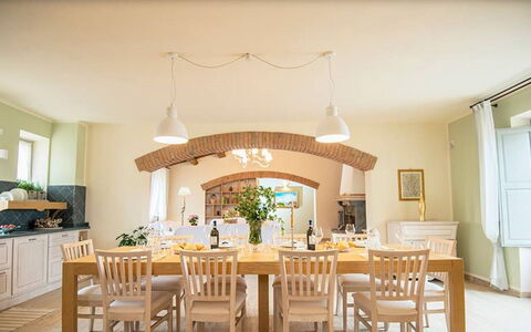 Villa Rufeno: Meubilair, Interieur Ontwerp, Stoel, Tafel, Flooring, Eetkamer, Hout, Keuken En Eettafel, Plafond, Verlichting