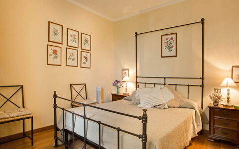 Cascina Arcangelo: Meubilair, Bed, Interieur Ontwerp, Slaapkamer, Bedding, Muur, Flooring, Laken, Verdieping, Kamer