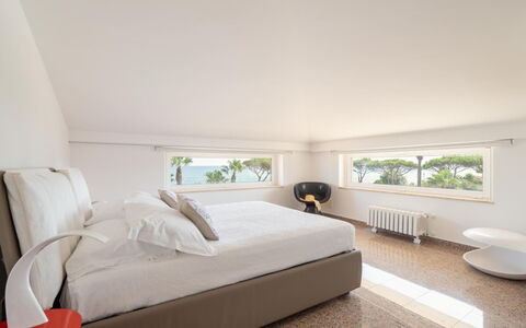 Villa delle Palme: Bed, Slaapkamer, Interieur Ontwerp, Flooring, Verdieping, Plafond, Bedding, Laken, Meubilair, Kamer