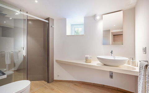 Villa delle Palme: Badkamer, Interieur Ontwerp, Flooring, Verdieping, Loodgieterswerkinrichting, Muur, Hout, Bad, Plafond, Kraan