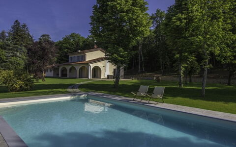 Villa Sara: Zwembad, Landgoed, Schaduw, Tuin, Hacienda, Landscaping, Gazon, Boerderij, Werf, Backyard