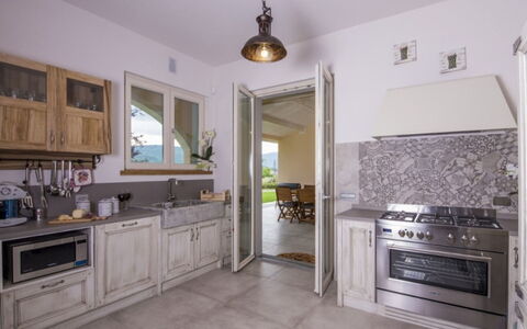 Villa Sara: Keuken, Countertop, Flooring, Meubilair, Interieur Ontwerp, Cabinetry, Verdieping, Toestel Van De Keuken, Huis, Huishoudapparatuur