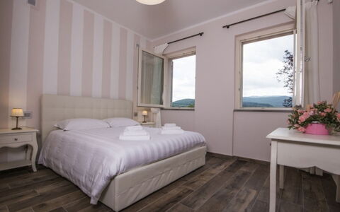 Villa Sara: Huis, Appartement, Slaapkamer, Bed, Bed Frame, Hotel, Bedding, Balkon, Laken, Villa