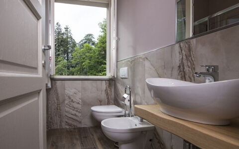 Villa Sara: Badkamer, Loodgieterswerkinrichting, Wastafel In De Badkamer, Flooring, Wastafel, Interieur Ontwerp, Verdieping, Kraan, Loodgieter, Huis