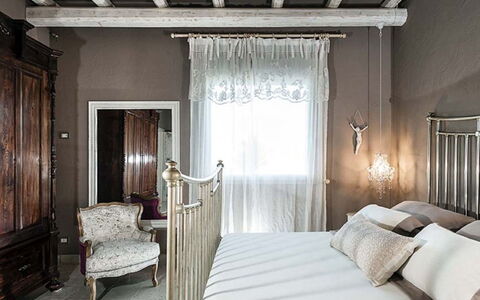 Villa della Laguna: Interieur Ontwerp, Meubilair, Slaapkamer, Bed, Plafond, Verlichting, Textiel, Bedding, Huis, Kamer