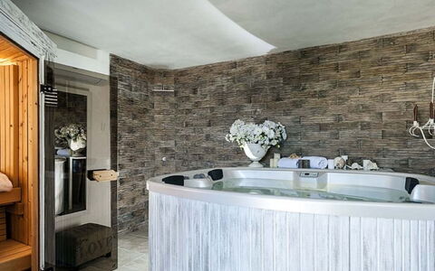 Villa della Laguna: Bad, Loodgieterswerkinrichting, Interieur Ontwerp, Flooring, Badkamer, Verdieping, Kraan, Loodgieter, Plafond, Verlichting