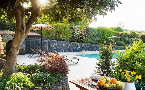 Villa Etna: Groen, Zwembad, Struik, Buitenmeubels, Tuin, Vrije Tijd, Paraplu, Schaduw, De Lente