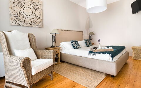Villa Etna: Meubilair, Interieur Ontwerp, Bed, Verdieping, Flooring, Slaapkamer, Kamer, Hout, Linens, Bedding