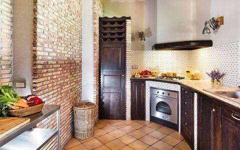 Villa Etna: Interieur Ontwerp, Flooring, Meubilair, Keuken, Verdieping, Toestel Van De Keuken, Countertop, Hout, Plafond, Major Appliance
