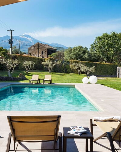 Villa Etna: Zwembad, Buitenmeubels, Toevlucht, Vrije Tijd, Schaduw, Eco Hotel, Paraplu, Tuin, Landscaping, Stoel