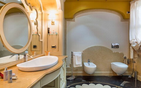 Villa del Drago: Wastafel In De Badkamer, Interieur Ontwerp, Loodgieterswerkinrichting, Wastafel, Kraan, Badkamer, Flooring, Loodgieter, Verlichting, Plafond