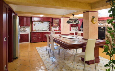 Villa del Drago: Meubilair, Interieur Ontwerp, Flooring, Keuken, Verdieping, Hout, Countertop, Plafond, Keuken En Eettafel, Tafel