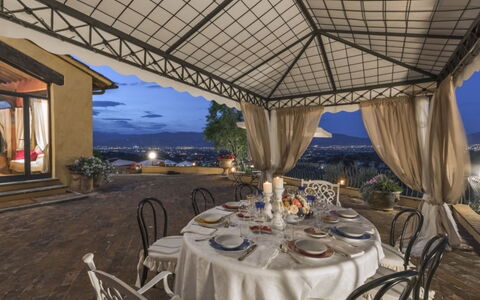 Villa Lucente: Stoel, Villa, Outdoor Structuur, Eco Hotel, Balkon, Hotel, Binnenplaats, Kamerplant, Hacienda, Canopy
